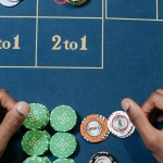 Игра в блэкджек в казино с картами и фишками на столе