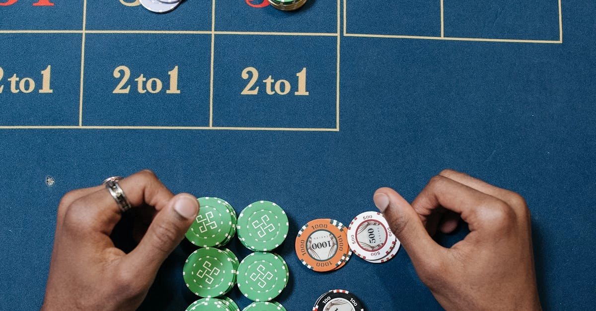 Игра в блэкджек в казино с картами и фишками на столе